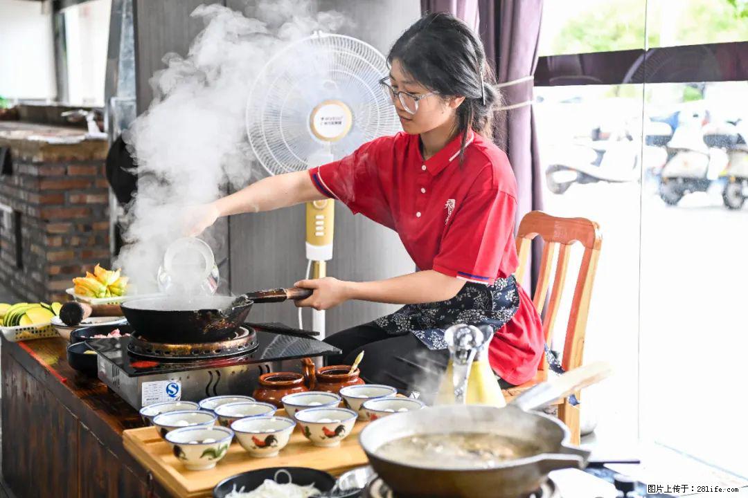全网追的“扁担女孩”,找了一份暑假工,时薪12元 - 梅州生活资讯 - 梅州28生活网 mz.28life.com